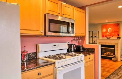 Newton Corner House | Sunny Modern w/parking Outdoor Hut Tub Sauna Wi-Fi near BC BU Boston Cambridge ✈