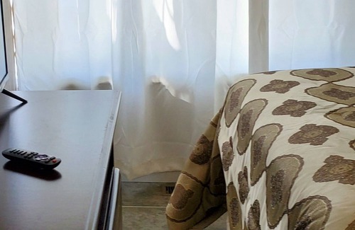 Pikeville Bed & Breakfast | Sunny Morn Room in Cascade Inn at Fall Creek Falls