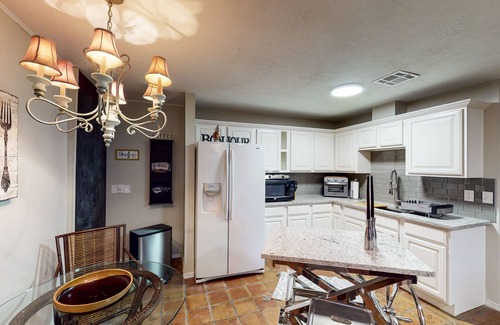 Thunderbird House | Sunny Mountain Side 1 BR feat. Large Kitchen and Great Room