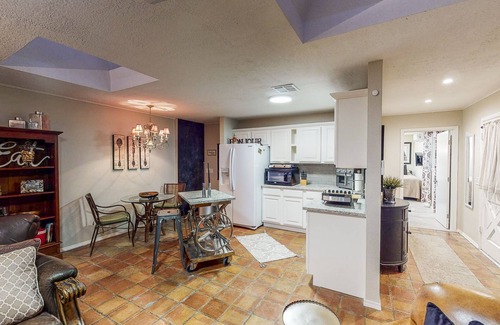 Thunderbird House | Sunny Mountain Side 1 BR feat. Large Kitchen and Great Room