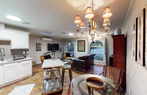 Thunderbird House | Sunny Mountain Side 1 BR feat. Large Kitchen and Great Room
