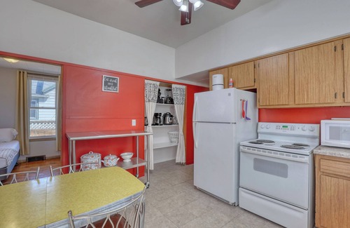 Bay View House | Sunny Multi Family Bay View Milwaukee Duplex with AC Patio and Parking 12+ Beds!