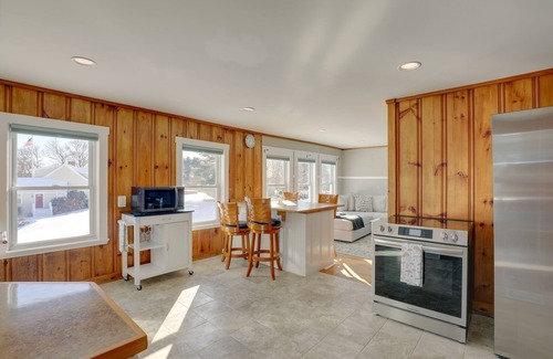 Byfield Apartment | Sunny Newbury Apartment, 6 Mi to Market Square!