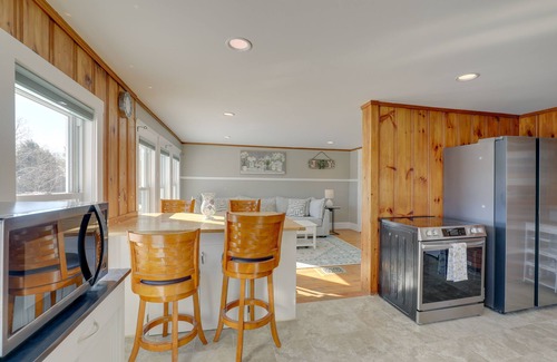 Byfield Apartment | Sunny Newbury Apartment, 6 Mi to Market Square!