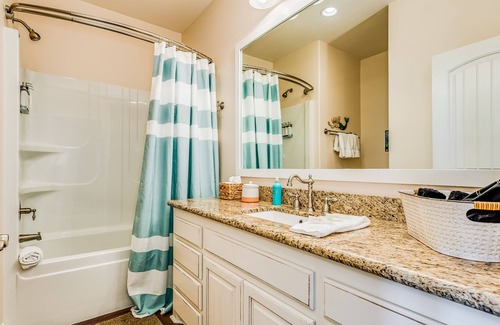 Galveston House | Sunny oceanfront home with enclosed yard, full kitchen, & washer/dryer