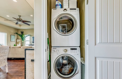 Galveston House | Sunny oceanfront home with enclosed yard, full kitchen, & washer/dryer