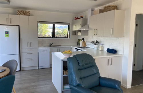 Whangamata House | Sunny on Williamson - 10 mins walk to the beach