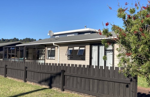 Whangamata House | Sunny on Williamson - 10 mins walk to the beach