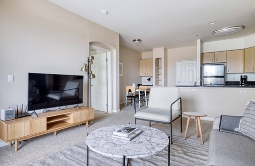 Playa Del Rey Apartment | Sunny Playa Del Rey 2BR w/Pool, Spa & Gym, nr Playa Beach, by Blueground