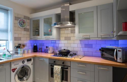 Brighton House | Sunny Queens Park Home - Garden & Private Parking