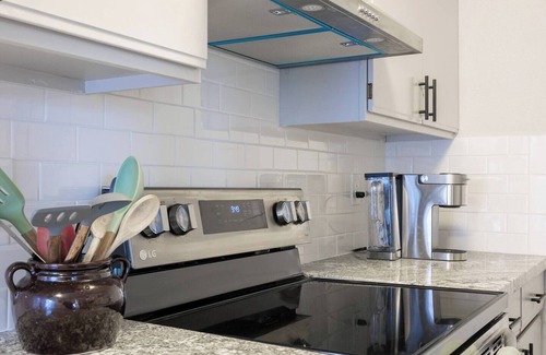 Central Hyde Park Apartment | Sunny/Quiet/1 Bedroom/Entire Unit