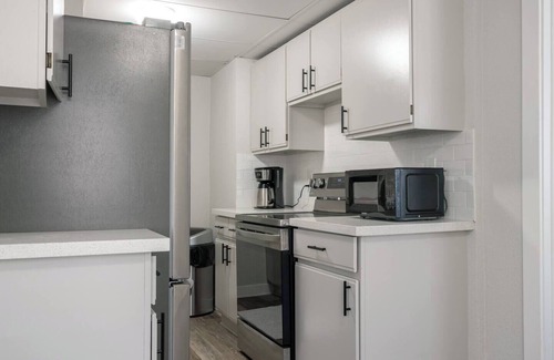 Central Hyde Park Apartment | Sunny/Quiet/1 Bedroom/Entire Unit