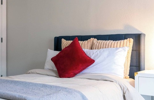Central Hyde Park Apartment | Sunny/Quiet/1 Bedroom/Entire Unit