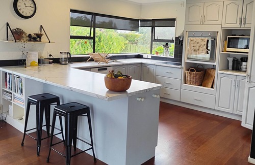 Omokoroa House | Sunny relaxed family home in coastal Omokoroa- 5 minutes walk to the beach!
