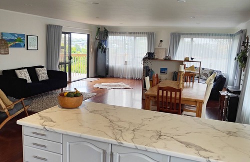 Omokoroa House | Sunny relaxed family home in coastal Omokoroa- 5 minutes walk to the beach!