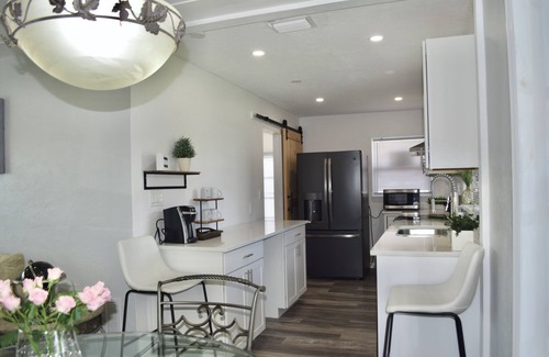 Sarasota Springs House | Sunny Relaxing Getaway Home - Central to Everything!