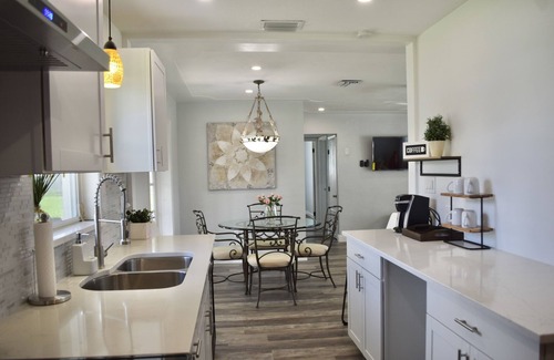 Sarasota Springs House | Sunny Relaxing Getaway Home - Central to Everything!
