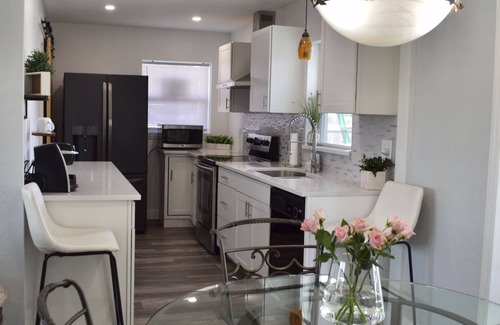 Sarasota Springs House | Sunny Relaxing Getaway Home - Central to Everything!