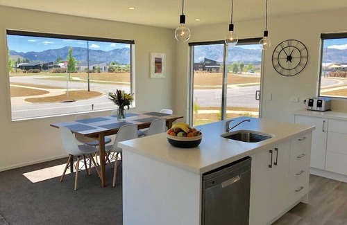Albert Town House | Sunny Riverside Park