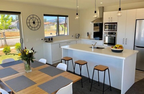 Albert Town House | Sunny Riverside Park
