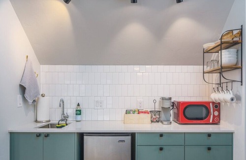 Clayton House | Sunny Schafer Park Guest Home ● Near RiNo