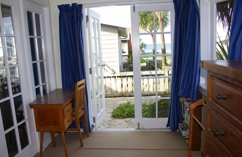 Waihi Beach House | Sunny, Sea View, Retro, North End - Beach 100m