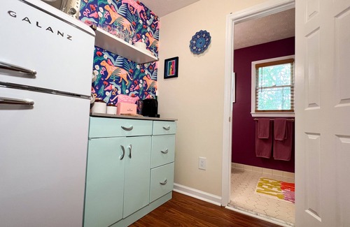 Athens House | Sunny Secret Garden Getaway - a private guest suite w/fire pit - 7 mi to UGA!