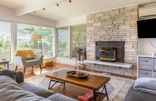 Freeland House | Sunny Side Island Retreat - Sea Views | 2 Decks