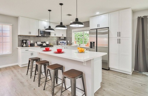 Santa Susana House | Sunny Simi Valley Long Term Stays Dedicated Workplace Jacuzzi Temporary Home