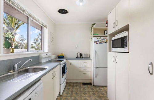 Greenlane - Ellerslie House | Sunny & spacious parkside pad