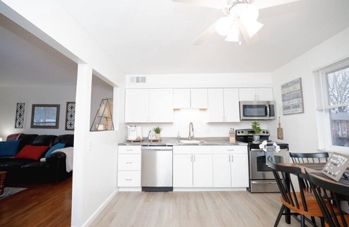 Airport Township Apartment | Sunny SparkingClean King bed Apt- CreveCoeurPark