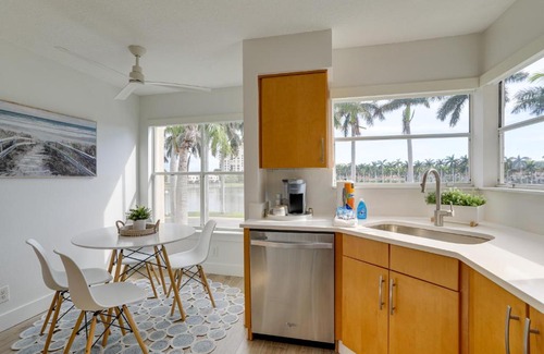 Isla del Sol Apartment | Sunny St Pete Getaway with Shared Pool and Hot Tub