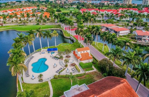 Isla del Sol Apartment | Sunny St Pete Getaway with Shared Pool and Hot Tub
