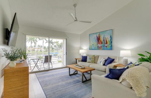 Isla del Sol Apartment | Sunny St Pete Getaway with Shared Pool and Hot Tub