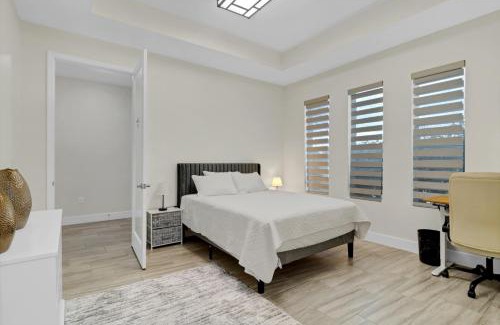 Wedgefield House | Sunny Stay Orlando Queen Room 5 with Shared Bath