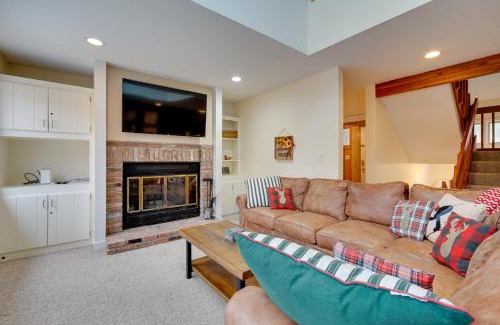 Stratton Mountain House | Sunny Stratton Townhome about 1 Mi to Skiing!