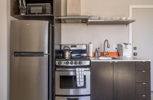 Belmont Apartment | Sunny Studio Apartment - Food Carts, Coffee & Bars