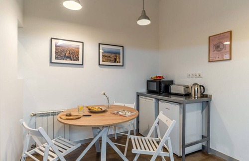 L'Antiga Esquerra de l'Eixample Apartment | Sunny Stylish Terrace next to Paseo de Gracia