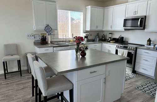 Victorville House | Sunny & Sweet Getaway