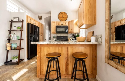 Woodland Park House | Sunny Tiny Haven | BBQ, Fresh Vibes & Peak Views