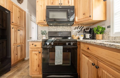 Woodland Park House | Sunny Tiny Haven | BBQ, Fresh Vibes & Peak Views