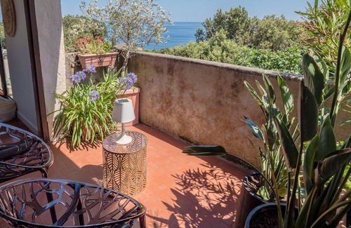 Erbalunga Apartment | Sunny top floor apartment with direct sea views
