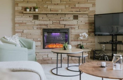 Innisfil Cottage | Sunny Villa w/Hot Tub + Volleyball Net & Fire Pit - Escape, Play & Unwind