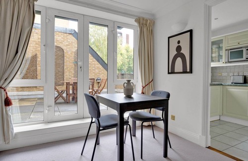 Bishop's Apartment | Sunny Waterloo Studio w/Doorman, nr Waterloo Station, by Blueground