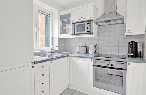 Bishop's Apartment | Sunny Waterloo Studio w/Doorman, nr Waterloo Station, by Blueground
