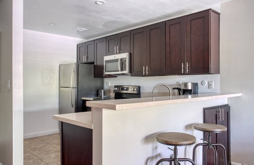 Woodland Hills Apartment | Sunny Woodland Hills 1BR w/Pool & Gym, nr Warner Center, by Blueground