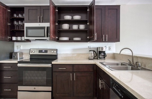 Woodland Hills Apartment | Sunny Woodland Hills 1BR w/Pool & Gym, nr Warner Center, by Blueground