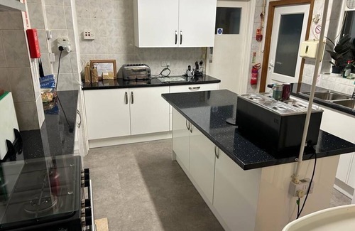 Great Yarmouth House | Sunnydene Guesthouse, NR30–10 Bedrooms, Sleeps 20, Just 10 Mins from the Beach!