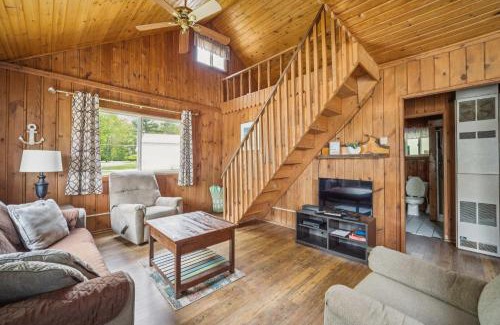 Greenbush Apartment | Sunnyside 3BR 1BA Relaxing Lakefront Retreat