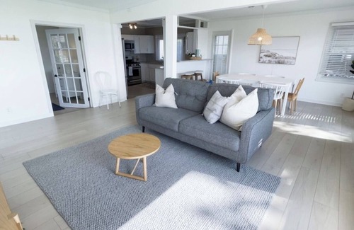 Stoughton House | "Sunnyside & Magnolia", A peaceful lakeside getaway - Under New Mgmt in 2025!